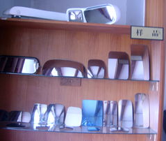 東莞市興隆玻璃鏡片廠 東莞市寮步鎮西溪工業區 化妝鏡鏡片 相框玻璃 放大鏡 后視鏡,刻花玻璃 霧化玻璃 絲印.燈飾玻璃.加工產品有切割方形 異型 圓形 半圓形 橢圓形 心形 梯形 菱形等適應于像框 鐘面 化妝鏡,玩具箱包 手袋 化妝鏡 折疊鏡 雙面鏡 五金